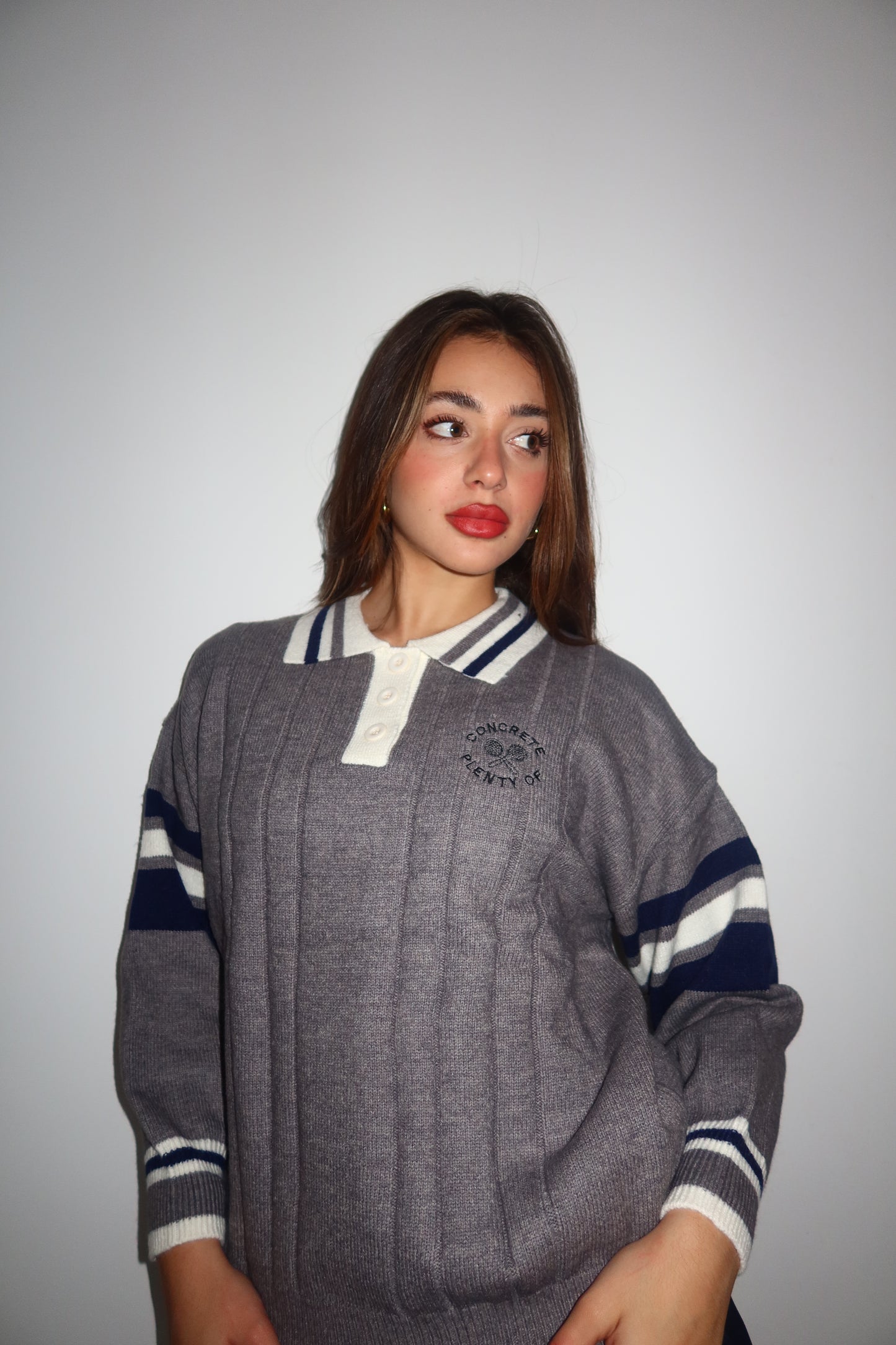 Pull con colletto grigio