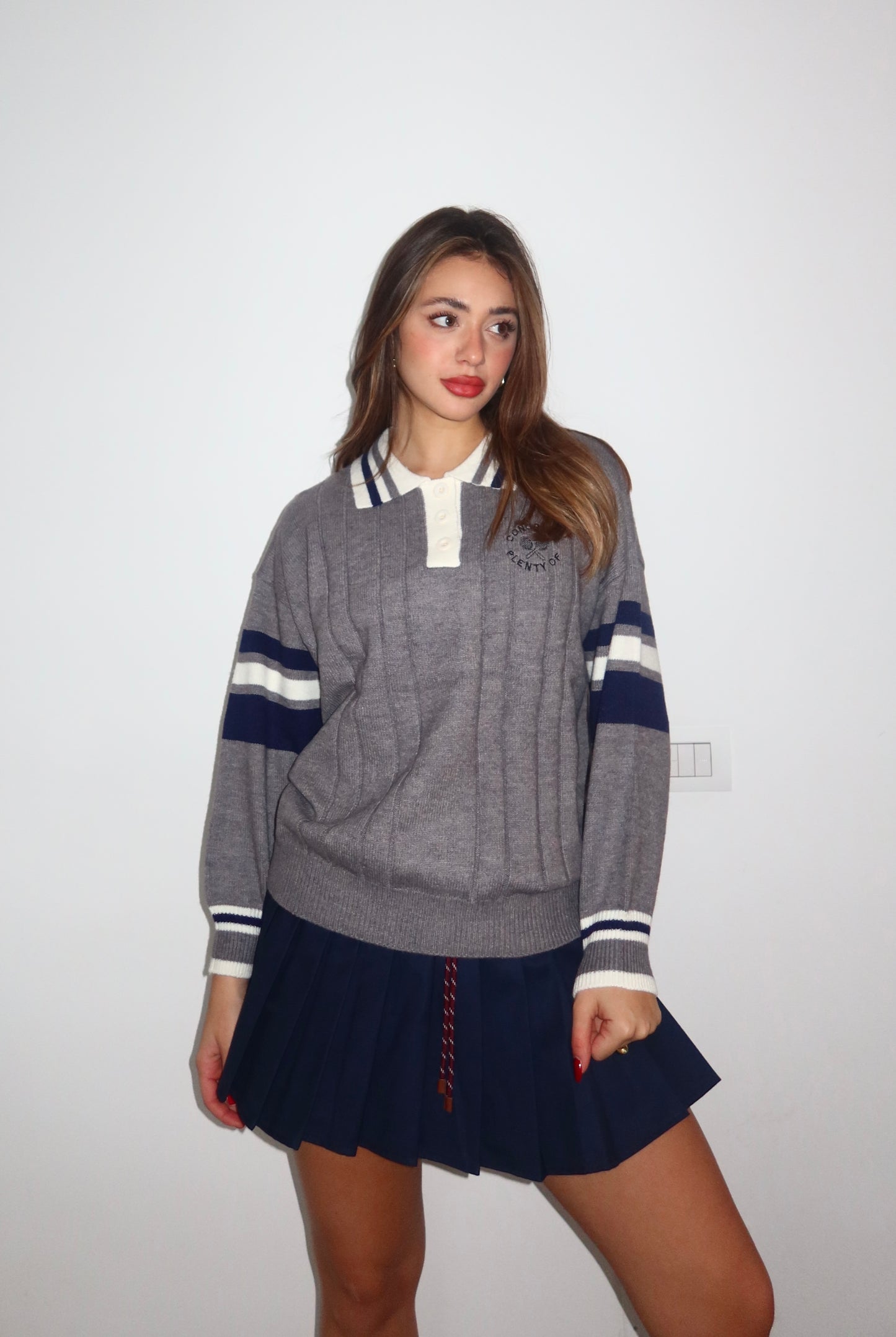 Pull con colletto grigio